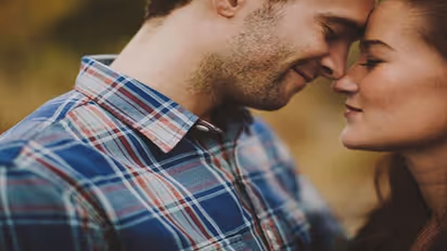 रिलेशनशिप में महिलाओं के पहल करने के हैं फायदे, पुरुष भी करते हैं इसे पसंद