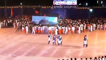 ബാബറി മസ്‍ജിദ് പൊളിക്കുന്നതിന്‍റെ ദൃശ്യാവിഷ്കാരവുമായി കുട്ടികള്‍; ആര്‍എസ്എസ് നേതാവിന്‍റെ സ്കൂളിലെ നാടകം വിവാദത്തില്‍