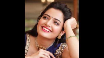 ஸ்லீவ் லெஸ் ப்ளவுஸ்... இடுப்பு தெரிய பாவாடை தாவணி... ஹாட் லுக்கில் கியூட் ரியாக்ஷன் கொடுக்கும் நடிகை ஆஷிகா!