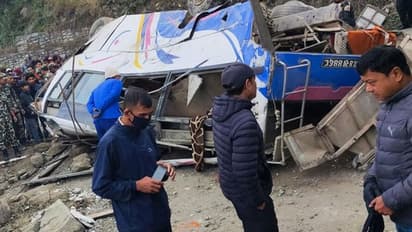 பேருந்து தலைகுப்புற கவிழ்ந்து விபத்து... உடல்சிதறி 14 பேர் உயிரிழப்பு..!