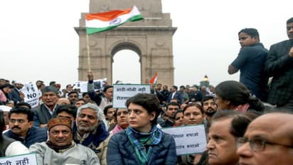 জামিয়া মিলিয়ায় পুলিশি তাণ্ডবের প্রতিবাদ, ইন্ডিয়া গেটের সামনে ধরনায় বসলেন প্রিয়ঙ্কা