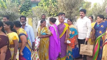 తప్పని తిప్పలు... క్యూలో నిల్చుని ఉల్లిపాయలు కొన్న మాజీ ఎమ్మెల్యే