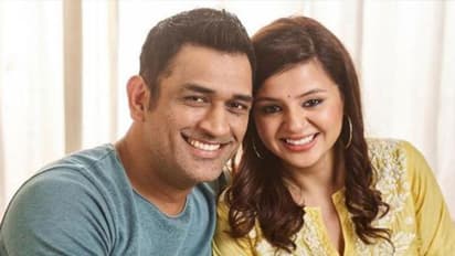 భార్య సాక్షిపై ఎంఎస్ ధోనీ పైర్: వీడియో వైరల్