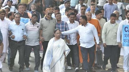 என் பொணத்தைத் தாண்டித் தான் குடியுரிமைச் சட்டத்தை செயல்படுத்த முடியும் !! மம்தா பானர்ஜி ஆவேசம் !!