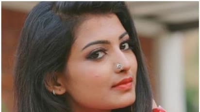 ആരേയും നിര്ബന്ധിക്കില്ലല്ലോ, വന്ന് കാണൂവെന്ന്; വിമര്ശനങ്ങള്ക്ക് മറുപടിയുമായി നീലക്കുയില് നായിക