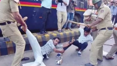ಲಾಠಿ ಚಾರ್ಜ್: ಪ್ರತಿಭಟನಾಕಾರರನ್ನು ಹೊತ್ತುಯ್ದು ಬಸ್ಸಿಗೆ ಹತ್ತಿಸಿದ ಪೊಲೀಸರು..!