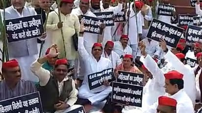 CAA के विरोध में सदन की कार्रवाई से पहले धरने पर बैठे सपा विधायक, कहा-योगी सरकार हर पहलू पर फेल