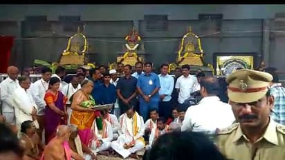 PhotoGallery: యాదాద్రి లక్ష్మీనరసింహ స్వామిని దర్శించికున్న కేసీఆర్... పునర్నిర్మాణ పనుల పరిశీలన