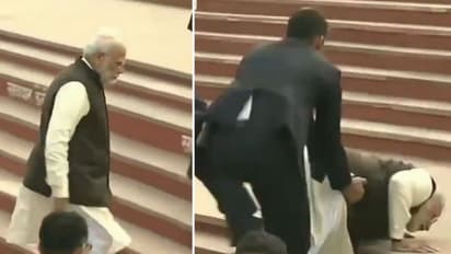 अटल घाट पर सीढ़ियां चढ़ते वक्त लड़खड़ा गए थे PM मोदी, अब प्रशासन बना रहा तोड़ने का प्लान