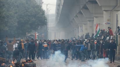 दिल्ली में 48 घंटे बाद फिर हिंसा, पुलिसकर्मियों को दौड़ा दौड़ा कर पीटा; तस्वीरोंं में देखें मंजर