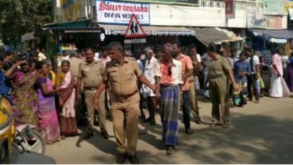 மிட்டாய் வாங்கி கொடுத்து சிறுமியிடம் அத்துமீறிய கிழவன்..! ரத்தம் சொட்ட சொட்ட வெளுத்தெடுத்த பொதுமக்கள்..!