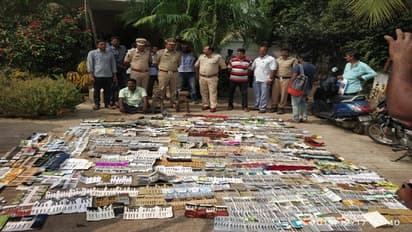 భారీఎత్తున కోడికత్తుల తయారీ...కాకినాడలో పట్టుబడ్డ వ్యాపారి