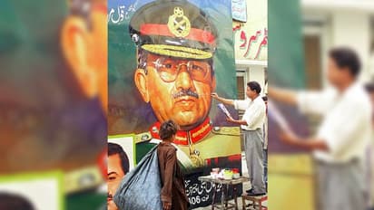 সেনাপ্রধান থেকে রাষ্ট্রপতি, তারপর মৃত্যুদণ্ড, মুশারফের মতো বর্ণময় রাজনীতিক পাওয়া কঠিন