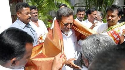 பிரச்சாரத்தின் போது திடீர் நெஞ்சுவலி.. துடிதுடித்து உயிரிழந்த அதிமுக எம்.பி... ஓபிஎஸ், இபிஎஸ் இரங்கல்..!