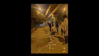 प्रोटेस्ट में गंदी हुईं सड़कें तो जामिया के छात्रों ने खुद किया साफ, वायरल हुई तस्वीरें
