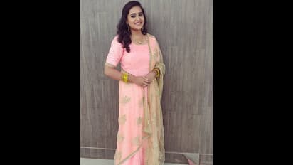 ஆளே அடையாளம் தெரியாதபடி சிக்கென மாறிய விஜய் டி.வி. ஜாக்லின்... புடவை, பாவாடை தாவணியில் அசத்தும் புகைப்படங்கள்...!