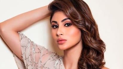 செஞ்சு வச்ச வெள்ளி சிலை போல் சுண்டி இழுக்கும் நாகினி! மௌனிராயின் ஒவ்வொரு போஸும்  வேற லெவல் பாஸ்!