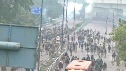 আন্দোলনকারীদের তাড়ায় পালাল পুলিশই, ফের রণক্ষেত্র দিল্লি, উঠছে ষড়যন্ত্রের প্রশ্ন