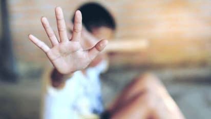 மாணவனை மிரட்டி பாலியல் தொல்லை கொடுத்த பள்ளி ஊழியர்..! அதிர்ச்சியில் சிறுவன் எடுத்த விபரீத முடிவு..!