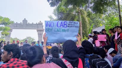 சென்னை பல்கலைக்கழகத்தில் பரபரப்பு..! விடிய விடிய விலகாமல் போராடும் மாணவர்கள்..!