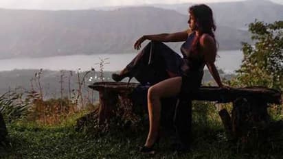 'কী অপূর্ব  দৃশ্য',  উন্মুক্ত পিঠে সাহসী ফটোশ্যুটে ধরা দিলেন ইরা