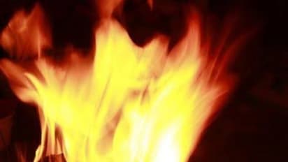 ആട്ടിറച്ചി വിളമ്പിയത് കുറഞ്ഞു; ഭാര്യയെ മണ്ണെണ്ണ ഒഴിച്ച് തീകൊളുത്തി ഭർത്താവ്