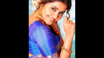 பார்க்க பார்க்க திகட்டாத அழகு! பட்டு புடவையில் பேரழகியாய் பளபளக்கும் நடிகை அனுபமா பரமேஸ்வரன்!