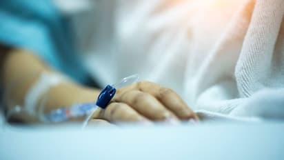 நண்பர்களுடன் பேசிக்கொண்டிருக்கும் போது சரிந்து விழுந்த இயக்குனர்! ஆபத்தான நிலையில் தீவிர சிகிச்சை! பகீர் காரணம்!