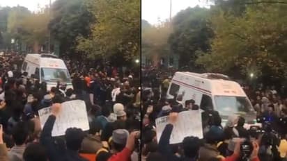 ಕಾಯ್ದೆ ವಿರೋಧಿಸುವ ಪೌರರು: ಆಂಬುಲೆನ್ಸ್ಗೆ ದಾರಿಬಿಟ್ಟ ಜಾಮಿಯಾ ಪ್ರತಿಭಟನಾಕಾರರು!