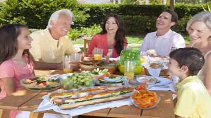 Research : एक साथ डाइनिंग टेबल पर खाना खाने से बेहतर होते हैं संबंध