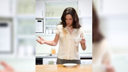 জামায় কফির নাছোড় দাগ, সহজ টোটকায় মুক্তি পান এই সমস্যা থেকে