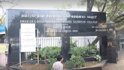 கல்லூரி வகுப்பறையில் பேராசிரியை தூக்கிட்டு தற்கொலை... அலறியடித்துக்கொண்டு வெளியேறிய மாணவிகள்..!