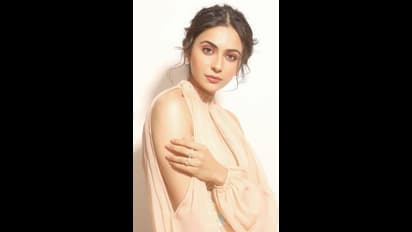 என்ன ஆச்சு ரகுல் ப்ரீத்சிங்கிற்கு? மறைக்க வேண்டிய இடத்தை காட்டி ஏடா கூட போஸ்! வறுத்தெடுத்த ரசிகர்கள்!