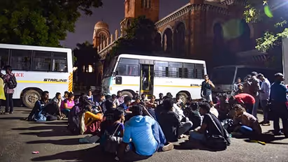 மாணவியிடம் பேராசிரியர் பாலியல் சில்மிஷம்.. நீதி கேட்ட மாணவர்கள் கைது.. காவல் துறை அட்ராசிட்டி.