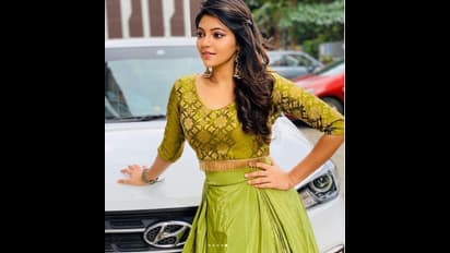 கொள்ளை அழகில் அட்ராசிட்டி பண்ணும் அதுல்யா! ஒவ்வொரு போஸில் வேற லெவல் அழகு!