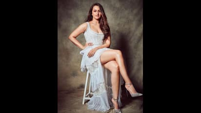 "மறைக்க எதுவும் இல்லை"... ஹாட் போட்டோ போட்டு... இளசுகளை திக்குமுக்காட வைத்த சோனாக்ஷி சின்ஹா...!