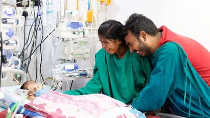 एक-एक सांस के लिए तड़प रहा है सफाई कर्मी का बच्चा, पास बैठ सारी रात बिलख-बिलख कर रोती है मां