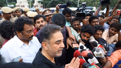 நடக்க முடியாமல் ஊன்றுகோலோடு வந்து மாணவர்களுக்கு கேட் வழியாக ஆதரவு தெரிவித்த கமல்! புகைப்பட கேலரி!