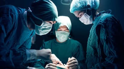 വയറ് വീർക്കാൻ തുടങ്ങി, കഠിനമായ നടുവേദന; യുവതിയുടെ അണ്ഡാശയത്തില് നിന്ന് ഡോക്ടർമാർ പുറത്തെടുത്തത് 20 കിലോയുള്ള മുഴ