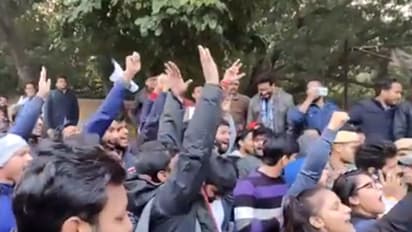 டெல்லி பல்கலைக்கழக மாணவர்களுக்கு எதிராக போராட்டம் !! குடியுரிமைச் சட்டத்தை ஆதரித்து முழக்கம் !!