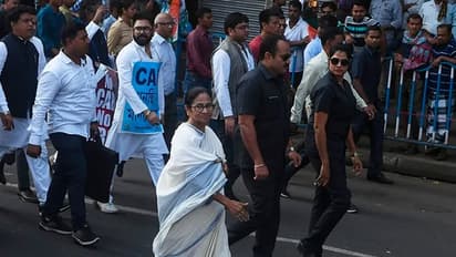 பற்றி எரியும் தீயை அமித்ஷா அணைக்கணும் !! பத்த வைக்கக் கூடாது !! கடும் எச்சரிக்கை விடுத்த மம்தா பானர்ஜி !!