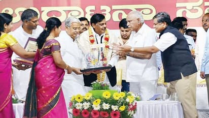 ಸಿದ್ದರಾಮಯ್ಯ ಆಪ್ತ ಮಹದೇವಪ್ಪಗೆ ಸಿಎಂ ಯಡಿಯೂರಪ್ಪ ಸನ್ಮಾನ!