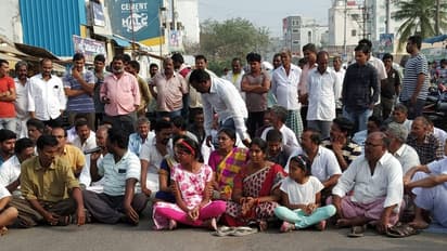 వెలగపూడిలో రైతుల దీక్ష భగ్నం: అర్ధరాత్రి ఆసుపత్రికి తరలింపు