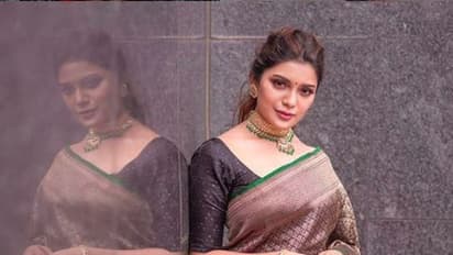 ரசிகர்களை ஈர்க்க புடவைக்கு மாறும் நடிகைகள்! சொக்க வைக்கும் அழகில் சேலையில் போஸ் கொடுத்த ஆத்மிக்கா!