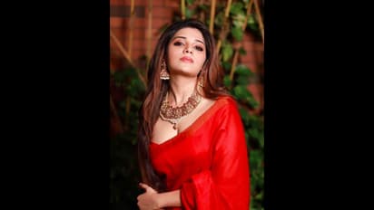 Aathmika latest : சிவப்பு நிற சேலையில்.. செக்கச்சிவந்த கோவப்பழம் போல் சொக்கி இழுக்கும் ஆத்மிகா