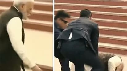 பிரதமர் மோடி தவறி விழுந்த படிகட்டு..!! இடித்து தள்ள முடிவு...