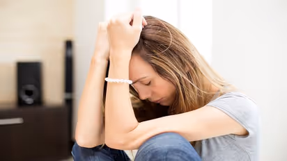 कहीं आपका पार्टनर डिप्रेशन का शिकार तो नहीं, जानें ऐसी स्थिति में क्या करें