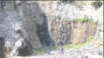 கல்குவாரியில் சடலமாக கிடந்த இளம் பெண்..!! ஒரே நேரத்தில் இருவருடன் காதல்..??