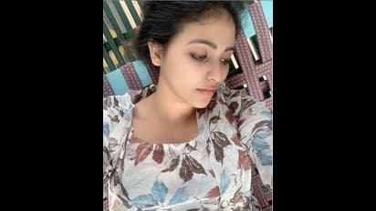 புசு புசு அஞ்சலி ஜீரோ சைசுக்கு மாறி தினுசு தினுசா கொடுத்த போஸ்! கவச்சியில் திக்குமுக்காடி போன ரசிகர்கள்!