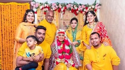 'பகல் நிலவு' சீரியல் நடிகை சமீரா ஷெரீப்பின் கலகலப்பான திருமணம்! சந்தோஷ தருணத்தின் புகைப்படத்தை பகிர்ந்த நடிகை!